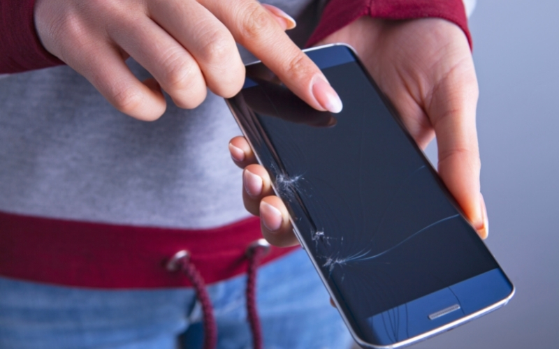 Đầu tiên bạn hãy tự kiểm tra màn hình điện thoại của mình